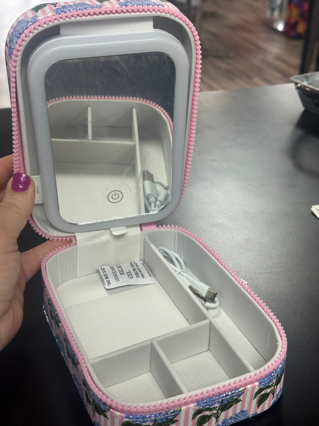 Light up makeup case