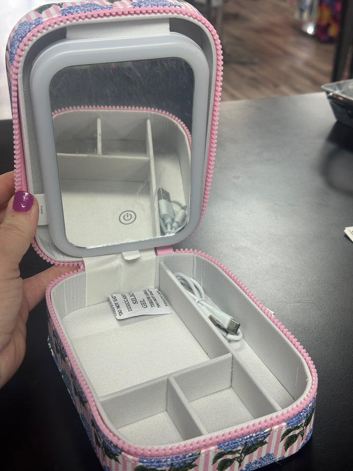 Light up makeup case